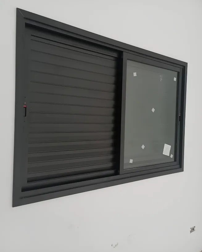 Janela de vidro em Jaguariúna - janela de vidro em fachada residencial