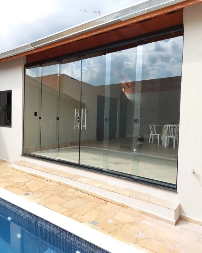 Portas de vidro em Jaguariúna - ferragens discretas e visual leve